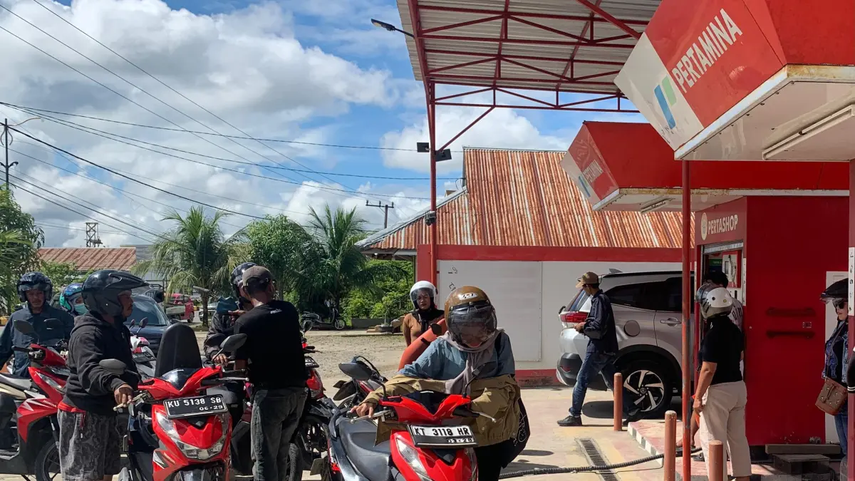 bbm-suasana-antrean-disalah-satu-pertashop-di-malinau-kota-foto-diparadar-tarakan-CiOlK