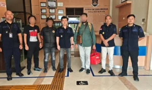 diamankan-petugas-inteldakim-kanim-nunukan-saat-mengawal-pemindahan-deteni-berkewarganegaraan-pakistan-ke-rumah-detensi-imigrasi-rudenim-balikpapan-Wfsca