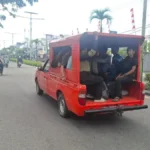 diangkut-belasan-pekerja-asal-jawa-barat-diangkut-oleh-bpbd-untuk-dibawa-ke-shelter-dinas-sosial-agus-dian-zakariaradar-tarakan-4VJAd