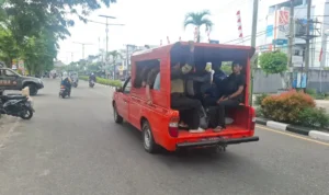 diangkut-belasan-pekerja-asal-jawa-barat-diangkut-oleh-bpbd-untuk-dibawa-ke-shelter-dinas-sosial-agus-dian-zakariaradar-tarakan-4VJAd
