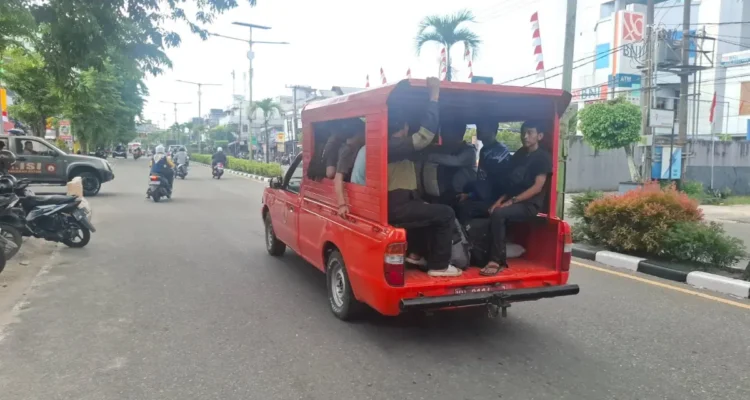 diangkut-belasan-pekerja-asal-jawa-barat-diangkut-oleh-bpbd-untuk-dibawa-ke-shelter-dinas-sosial-agus-dian-zakariaradar-tarakan-4VJAd
