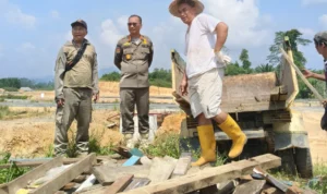 penertiban-kasatpol-pp-tana-tidung-yungkul-bersama-anggota-melihat-langsung-salah-satu-warga-yang-membongkar-rumahnya-secara-mandiri-fotosopianradar-kaltara-F7p8c
