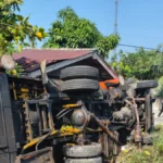 terbalik-kondisi-truk-yang-terbalik-usia-kehilangan-kendali-di-jalur-menurun-dan-menikung-kemudian-menabrak-sepeda-motor-dari-arah-berlawanan-satlantas-polres-tarakan-MJdBJ