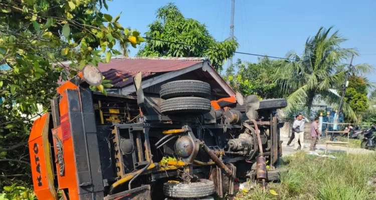 terbalik-kondisi-truk-yang-terbalik-usia-kehilangan-kendali-di-jalur-menurun-dan-menikung-kemudian-menabrak-sepeda-motor-dari-arah-berlawanan-satlantas-polres-tarakan-MJdBJ