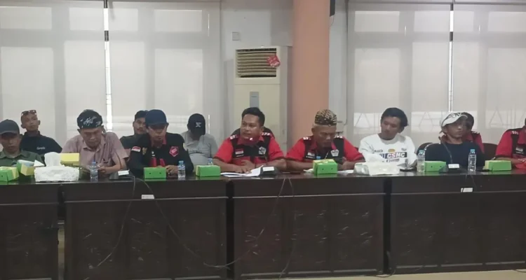 BELUM DILAKSANAKAN Ketua BPD SePOI Kaltara Misyadi menyampaikan aspirasi pengemudi terkait penerapan tarif transportasi online
