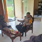 BERDIALOG Kapolsek Tana Lia Ipda Dedy Wahyudi berdialog dengan BPD Sambungan