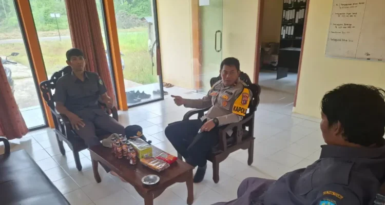 BERDIALOG Kapolsek Tana Lia Ipda Dedy Wahyudi berdialog dengan BPD Sambungan