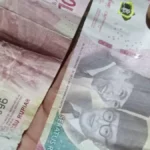 BEREDARWarga menunjukan uang palsu yang diupload di media sosial