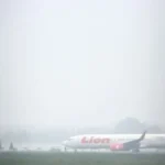 BERI DAMPA Kabut asap menurunkan jarak pandang di Bandara Juwata Tarakan hingga 500 meter dan menyebabkan dua penerbangan divert ke Balikpapan