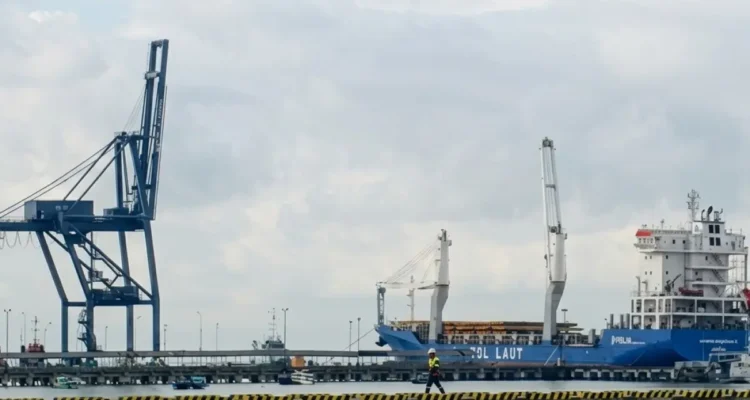 DAPAT KUOTA Kapal tol laut sandar di Pelabuhan Malundung Tarakan