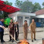 DIBAKAR Kajari Bulungan melakukan pemusnahan BB dengan cara dibakar di halaman Kejari Bulungan