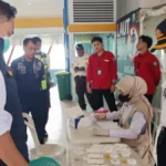 DICEK URINE Petugas BNNP Kaltara saat melakukan pemeriksaan urine terhadap awak kapal di Pelabuhan Tengkayu I