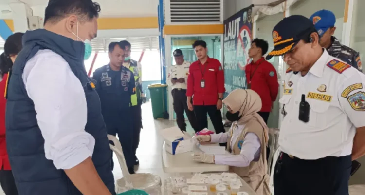 DICEK URINE Petugas BNNP Kaltara saat melakukan pemeriksaan urine terhadap awak kapal di Pelabuhan Tengkayu I