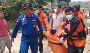 DIEVAKUASI Tim SAR gabungan mengevakuasi jasad korban yang ditemukan meninggal dunia