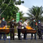 DIMUSNAHKAN Kajari Nunukan Burhanuddin bersama Forkopimda Nunukan saat melakukan pemusnahan barang bukti Selasa
