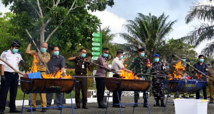 DIMUSNAHKAN Kajari Nunukan Burhanuddin bersama Forkopimda Nunukan saat melakukan pemusnahan barang bukti Selasa