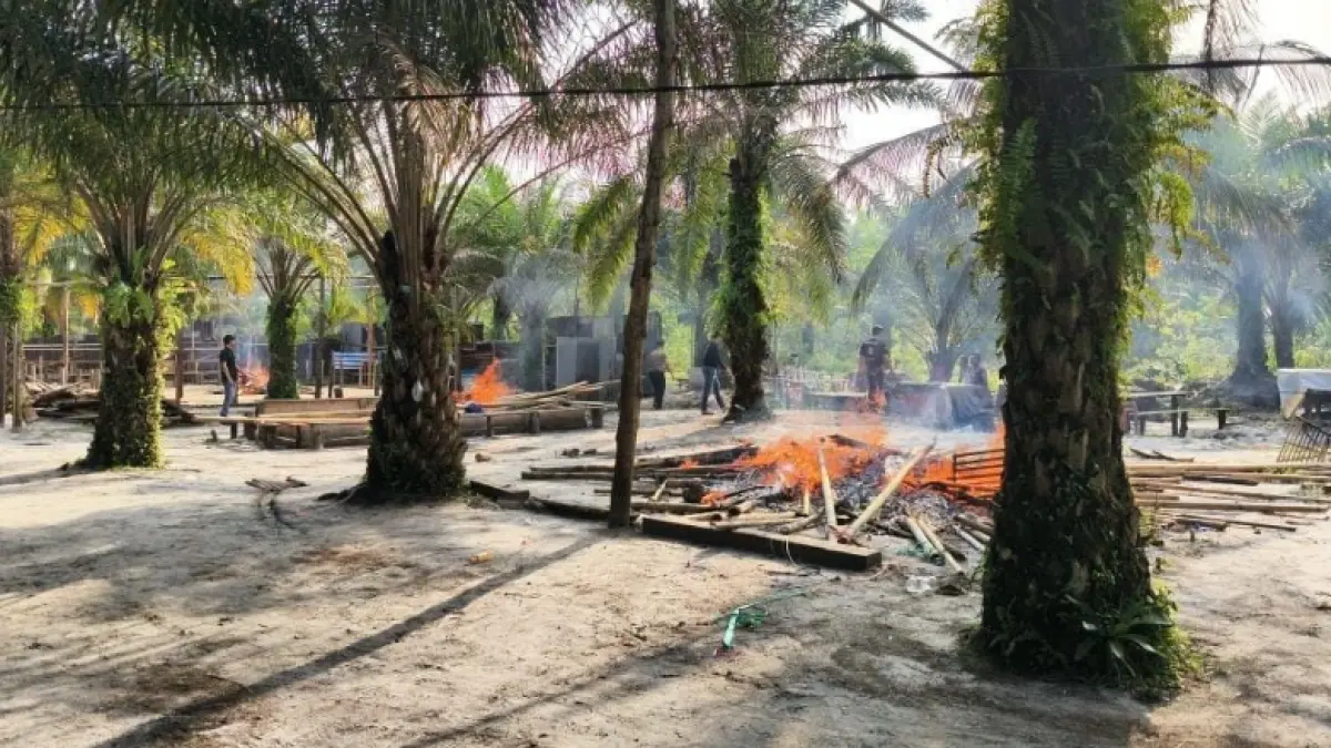DIMUSNAHKAN Personel Polres Nunukan melakukan pembongkaran dan memusnahkan dengan cara dibakar secara terukur