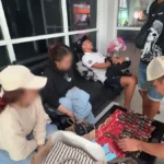 DIPERIKSA Petugas Ditresnarkoba Polda Kaltara memeriksa barang bawaan dua perempuan yang diamankan di Pelabuhan Tengkayu