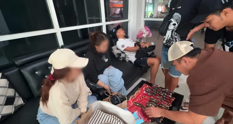 DIPERIKSA Petugas Ditresnarkoba Polda Kaltara memeriksa barang bawaan dua perempuan yang diamankan di Pelabuhan Tengkayu