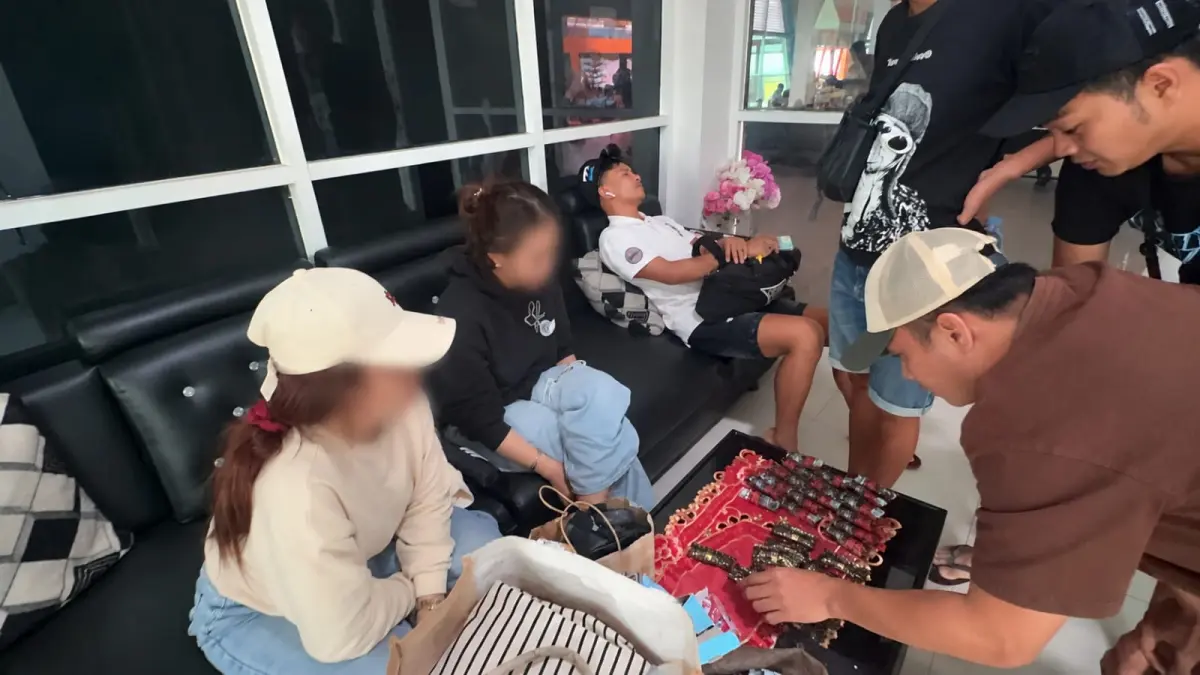 DIPERIKSA Petugas Ditresnarkoba Polda Kaltara memeriksa barang bawaan dua perempuan yang diamankan di Pelabuhan Tengkayu