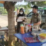 DITERTIBKAN Satpol PP menyambangi pedagang yang berjualan di badan Jalan Padat Karya Tideng Pale Timu Senin