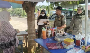 DITERTIBKAN Satpol PP menyambangi pedagang yang berjualan di badan Jalan Padat Karya Tideng Pale Timu Senin