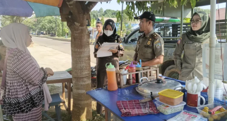 DITERTIBKAN Satpol PP menyambangi pedagang yang berjualan di badan Jalan Padat Karya Tideng Pale Timu Senin