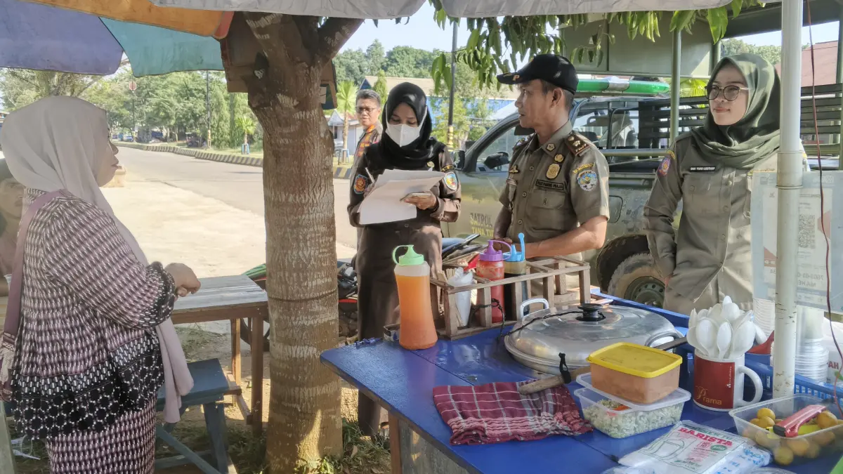 DITERTIBKAN Satpol PP menyambangi pedagang yang berjualan di badan Jalan Padat Karya Tideng Pale Timu Senin