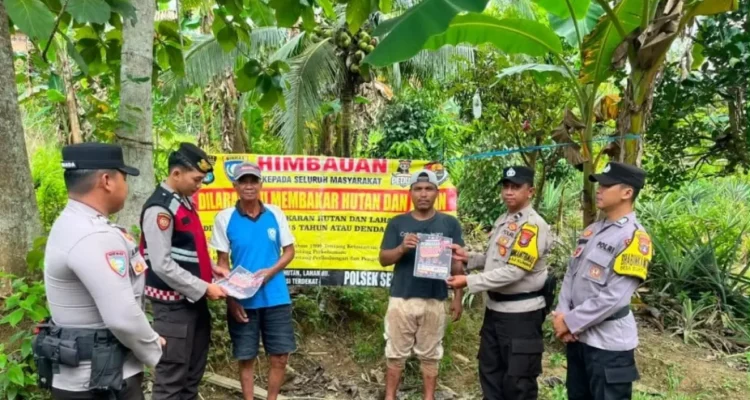 EDUKASI Personel Polres Nunukan saat memberikan edukasi dan imbauan ke masyarakat terkait pencegahan terjadinya karhutla