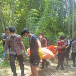 EVAKUASI Personel KSKP Nunukan melakukan olah TKP dan mengevakuasi mayat dari dalam po