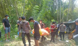 EVAKUASI Personel KSKP Nunukan melakukan olah TKP dan mengevakuasi mayat dari dalam po