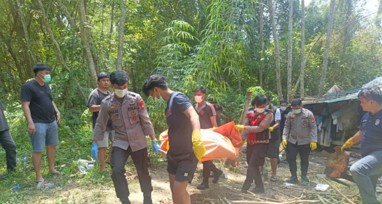 EVAKUASI Personel KSKP Nunukan melakukan olah TKP dan mengevakuasi mayat dari dalam po