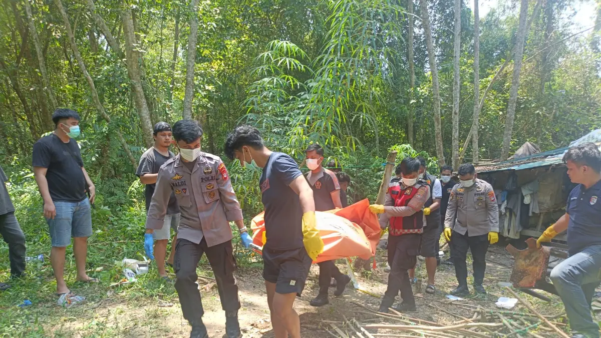 EVAKUASI Personel KSKP Nunukan melakukan olah TKP dan mengevakuasi mayat dari dalam po