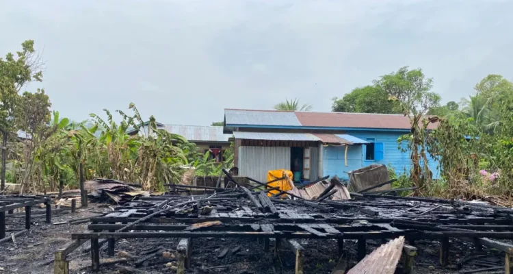 JADI ARANG Dua rumah rumah dinas guru di Desa Antutan ludes terbakar