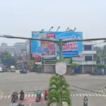 JARAK PANDANG Partikel asap cenderung bertahan di lapisan udara dekat permukaan sehingga membuat pandangan terlihat lebih pekat