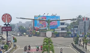 JARAK PANDANG Partikel asap cenderung bertahan di lapisan udara dekat permukaan sehingga membuat pandangan terlihat lebih pekat