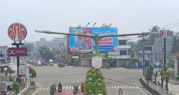 JARAK PANDANG Partikel asap cenderung bertahan di lapisan udara dekat permukaan sehingga membuat pandangan terlihat lebih pekat
