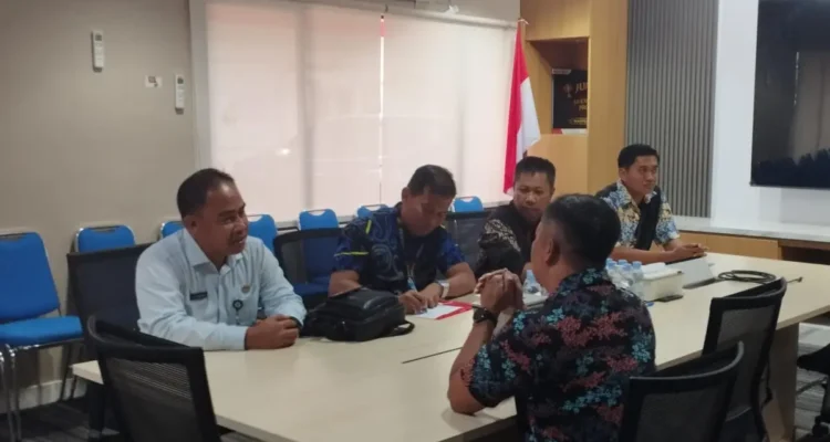 JEMPUT BOLA Plt Kepala Bapenda Bulungan Adi Irwansyah melakukan jenput bola ke Pertamina Patra Niaga Regional Kalimantan