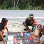 LARANGAN MEMBAKAR Personel Kodim Bulungan bersama masyarakat memasang spanduk larangan membuka lahan dengan cara membakar