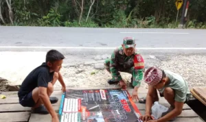 LARANGAN MEMBAKAR Personel Kodim Bulungan bersama masyarakat memasang spanduk larangan membuka lahan dengan cara membakar