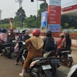 MENGULAR Masyarakat mengantre demi mendapatkan pertamax di SPBU setelah kesulitan mendapatkan pertalite