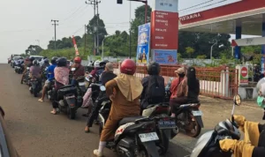 MENGULAR Masyarakat mengantre demi mendapatkan pertamax di SPBU setelah kesulitan mendapatkan pertalite