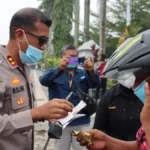 PELAYANAN Kapolres Nunukan AKBP Ruslaeni bersama jajaran turun langsung membagikan masker dan vitamin ke masyarakat