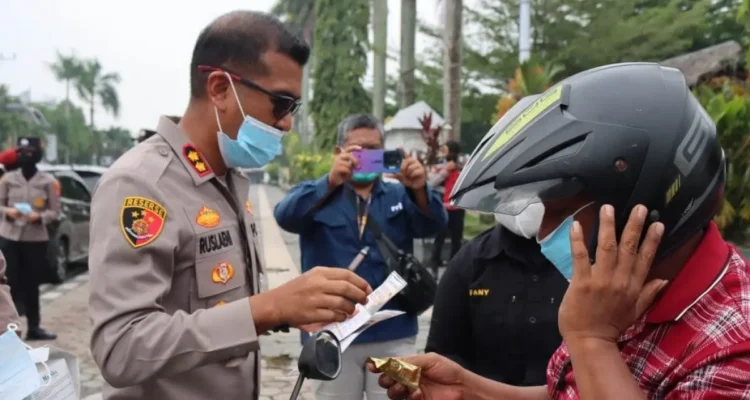 PELAYANAN Kapolres Nunukan AKBP Ruslaeni bersama jajaran turun langsung membagikan masker dan vitamin ke masyarakat