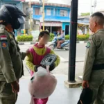 PEMBINAAN Satpol PP Nunukan memberikan imbauan kepada badut agar tidak beraktivitas di jalan yang dapat mengganggu aktivitas masyarakat