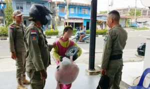 PEMBINAAN Satpol PP Nunukan memberikan imbauan kepada badut agar tidak beraktivitas di jalan yang dapat mengganggu aktivitas masyarakat