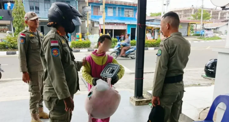 PEMBINAAN Satpol PP Nunukan memberikan imbauan kepada badut agar tidak beraktivitas di jalan yang dapat mengganggu aktivitas masyarakat