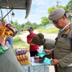 PEMERIKSAAN Personel Satpol PP Nunukan melakukan pengecekan dagangan pelaku usaha di wilayah Kecamatan Nunukan Selatan
