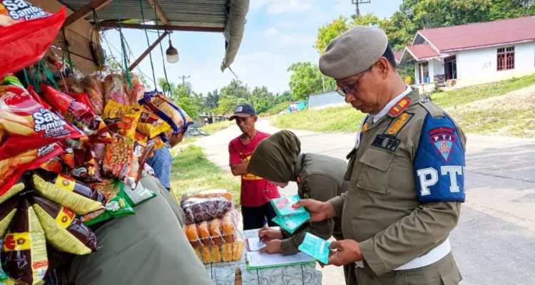 PEMERIKSAAN Personel Satpol PP Nunukan melakukan pengecekan dagangan pelaku usaha di wilayah Kecamatan Nunukan Selatan