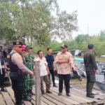 PEMERIKSAAN Personel gabungan melakukan pemeriksaan di wilayah perbatasan guna memastikan stabilitas keamanan aktivitas masyarakat hingga lalu lintas orang dan barang